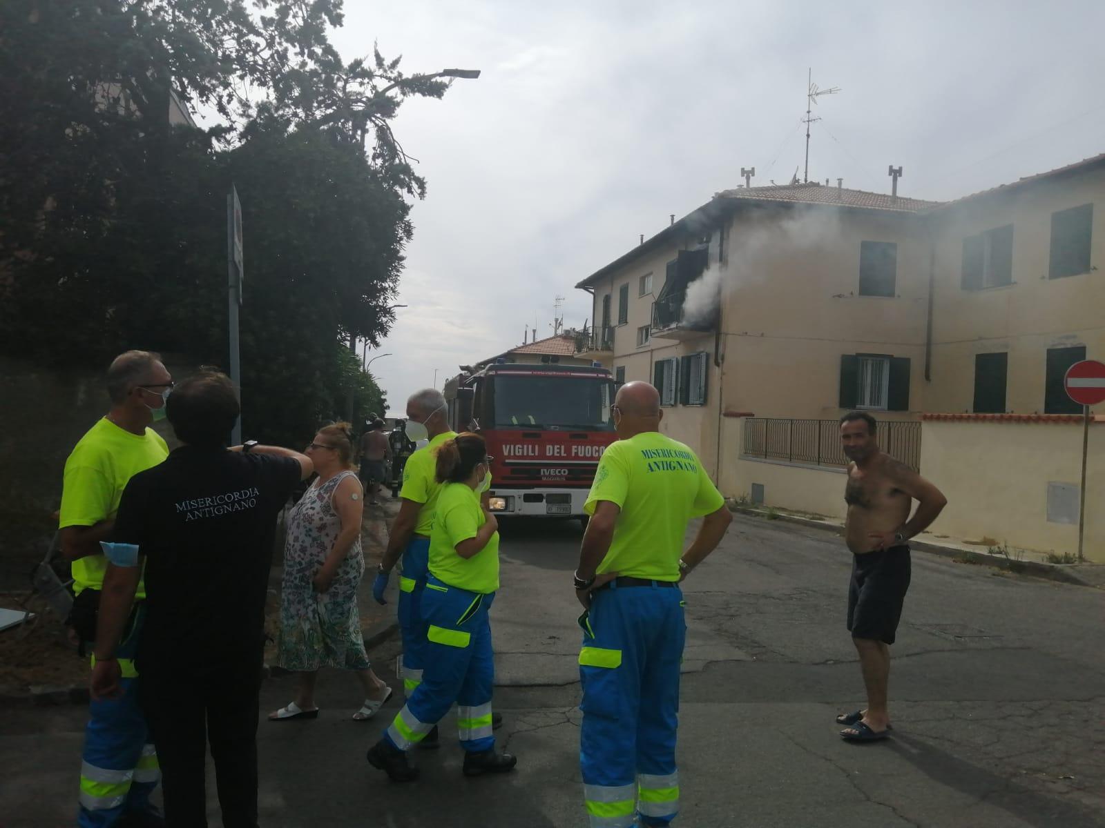 L'intervento di vigili del fuoco e Misericordia di Antignano in via don Renzo Gori