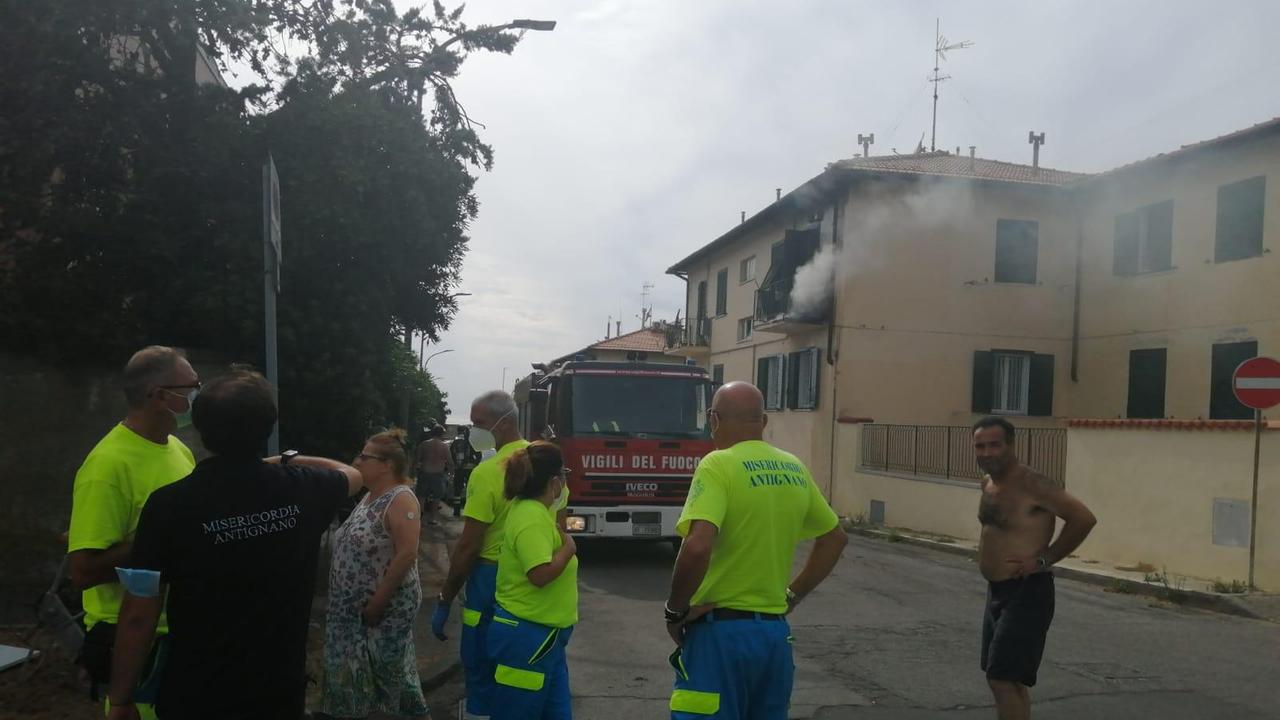 L'intervento di vigili del fuoco e Misericordia di Antignano in via don Renzo Gori