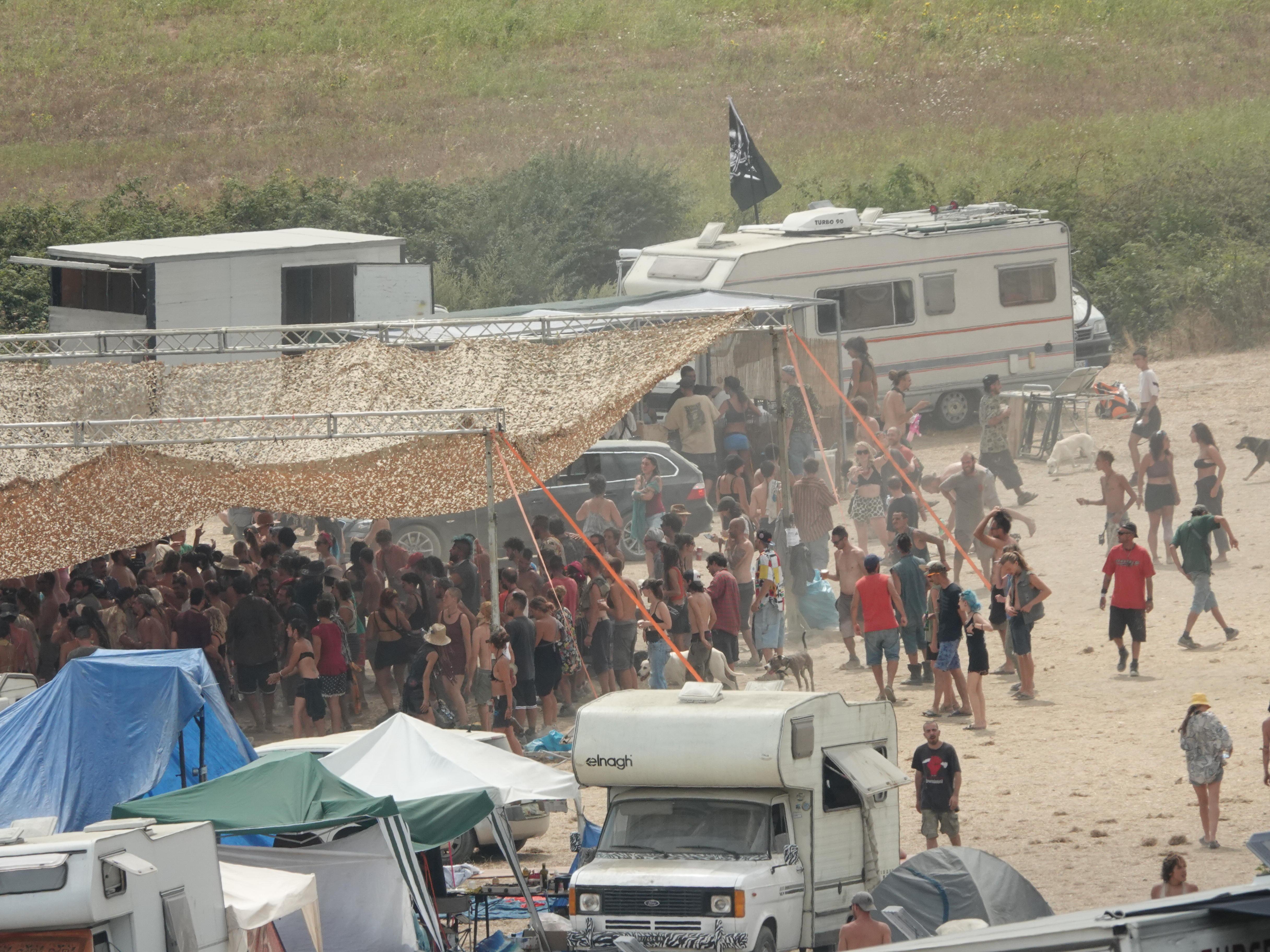 Il rave party nella campagna viterbese, al confine con la provincia di Grosseto: un evento organizzato abusivamente che ha radunato fino a 10mila persone, causando anche una vittima