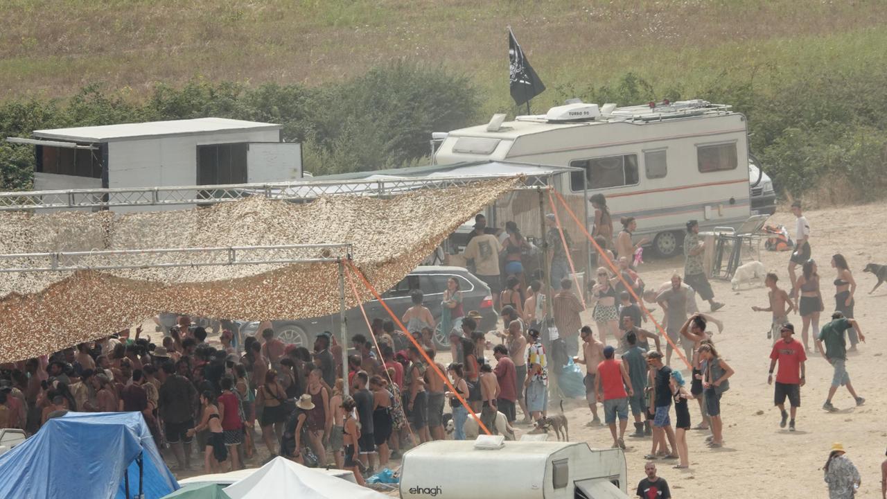 Il rave party nella campagna viterbese, al confine con la provincia di Grosseto: un evento organizzato abusivamente che ha radunato fino a 10mila persone, causando anche una vittima
