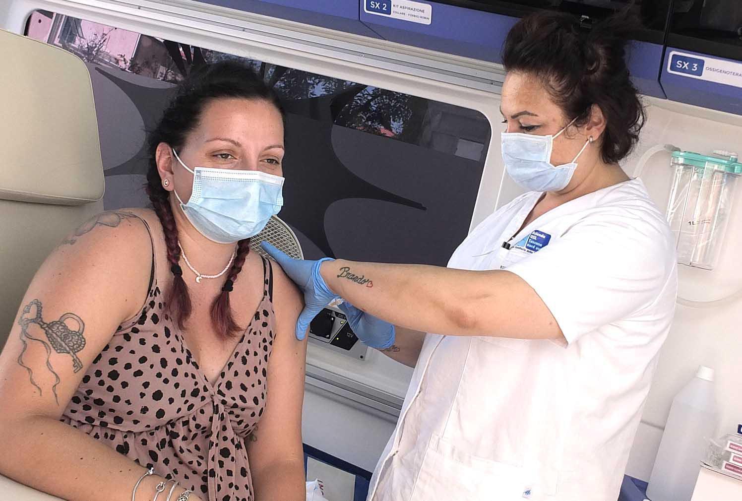 Vaccinazioni ovunque pur di aumentare le immunizzazioni