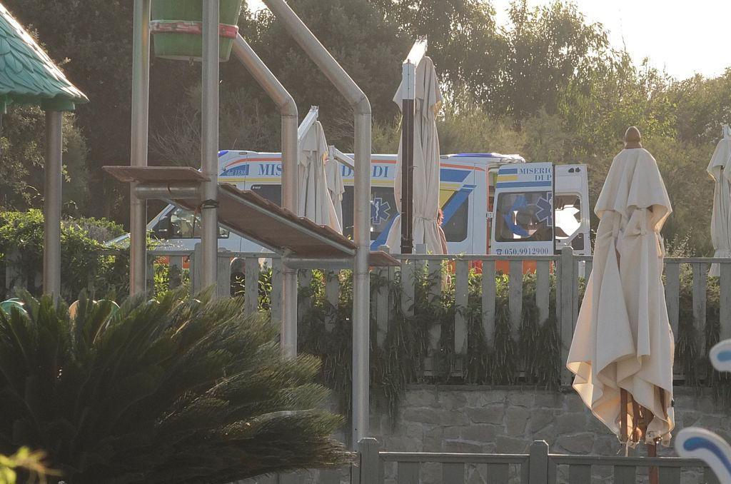 Una delle ambulanze impegnate nei soccorsi (foto Fabio Muzzi)