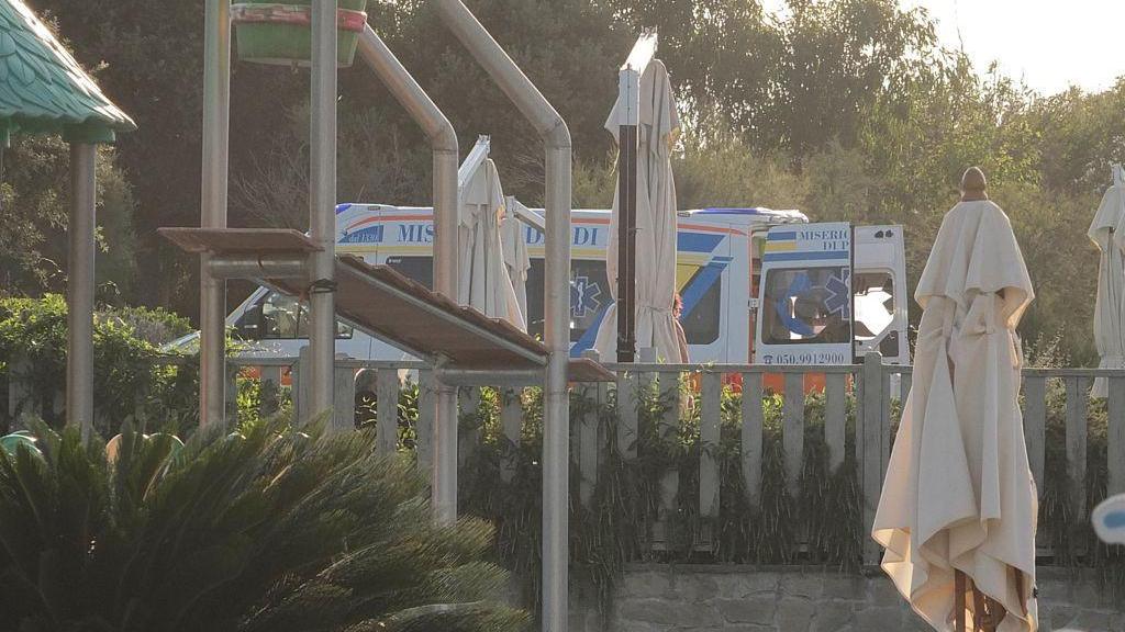 Una delle ambulanze impegnate nei soccorsi (foto Fabio Muzzi)
