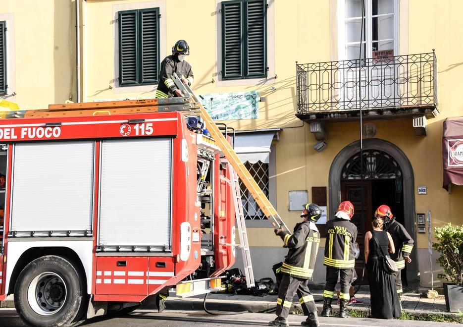 Fiamme in un appartamento a Lunata, quattro in ospedale 