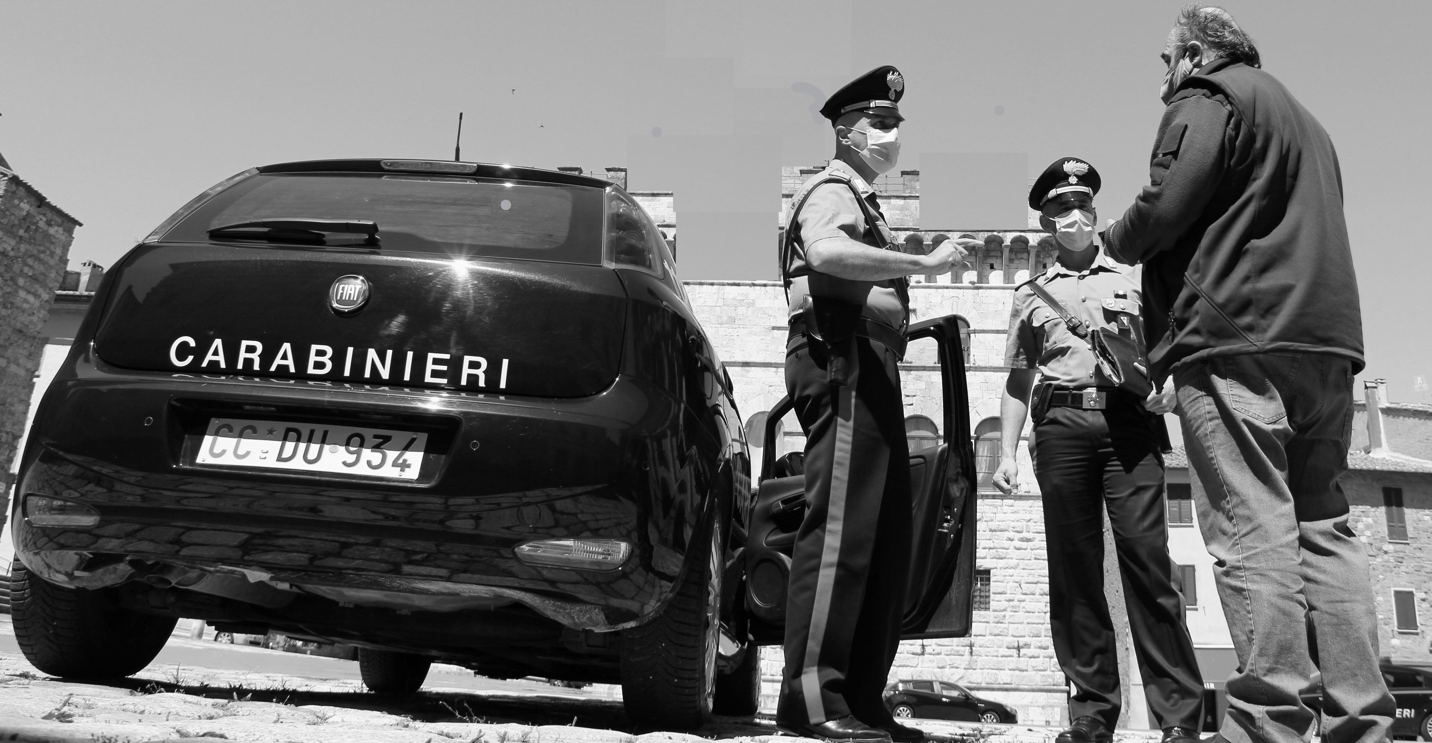 Sfila nudo alla festa a Donori: denunciato un insegnante 39enne