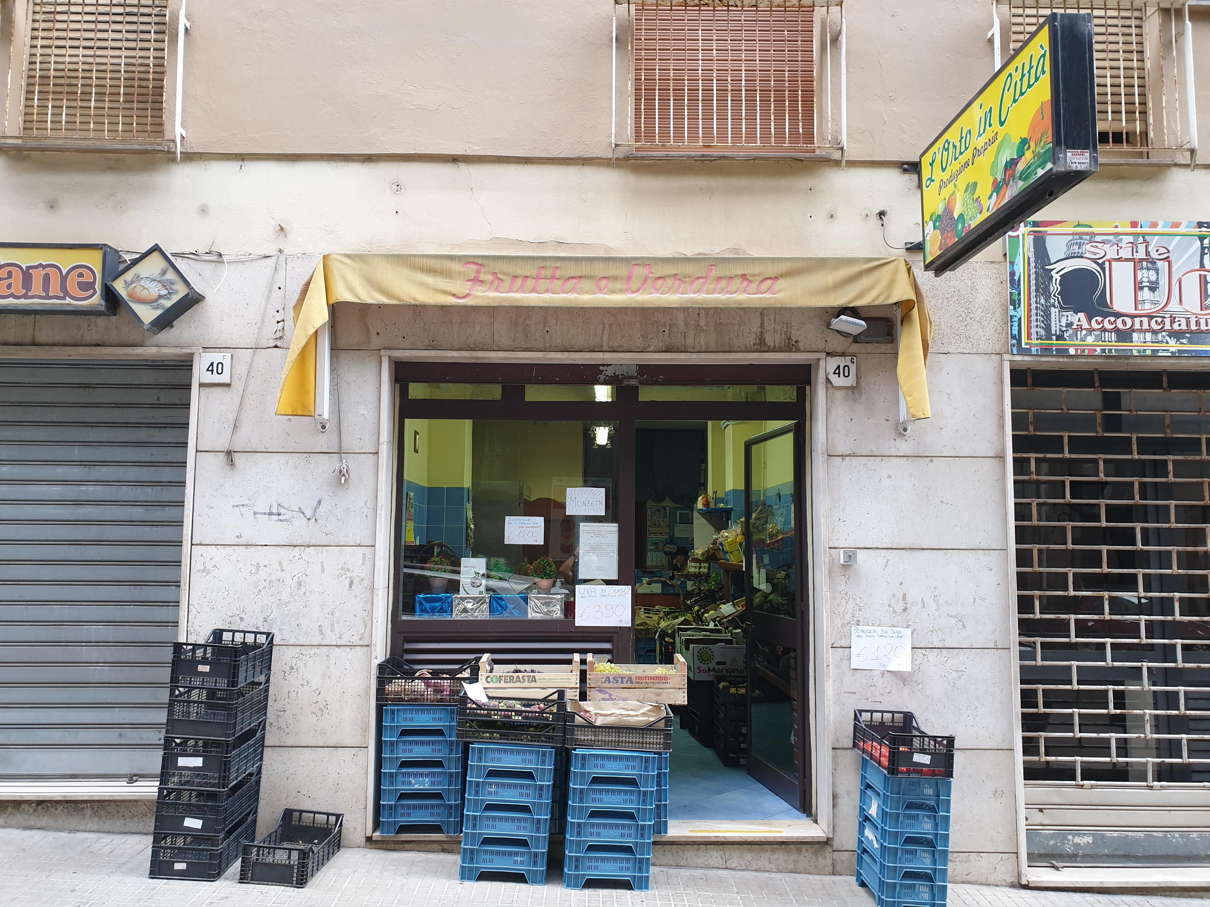 Il negozio di frutta e verduta L'Orto in città in via Amendola (foto Ivan Nuvoli)