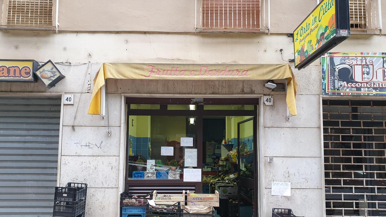 Il negozio di frutta e verduta L'Orto in città in via Amendola (foto Ivan Nuvoli)