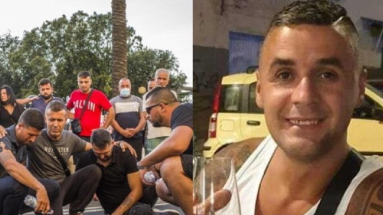 Nella foto a sinistra i fratelli di "Gazi" pregano sul punto dove è morto Gazment Bushi, nell'immagine a destra (foto Daniele Stefanini/Silvi)