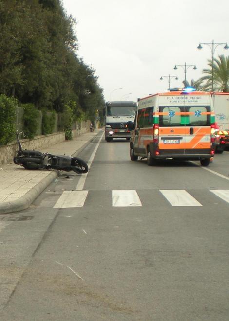 Fuori pericolo dopo lo scontro in scooter 
