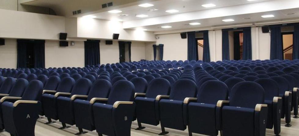 Riapre il cinema Comunale a Pietrasanta: tutto in blu con poltroncine rinnovate 