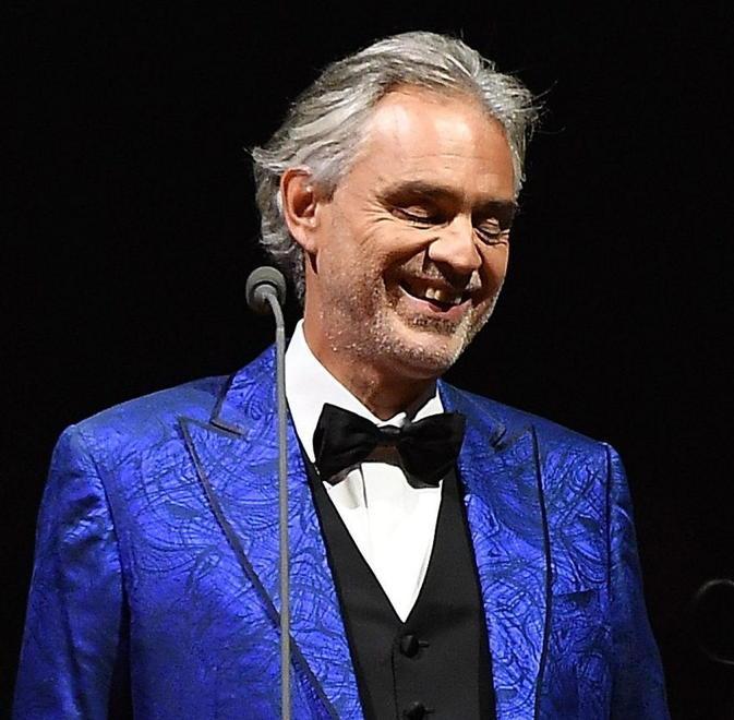 Parata di personaggi a fianco di Paolo Brosio 