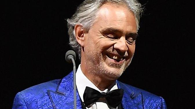 Parata di personaggi a fianco di Paolo Brosio