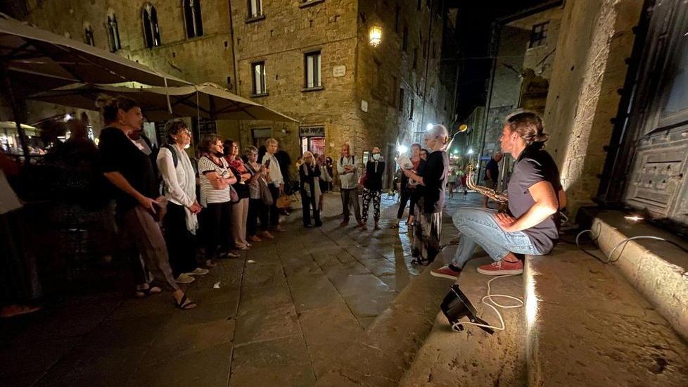 Dal Gruppo Emergency di Volterra il ricordo in piazza di Gino Strada