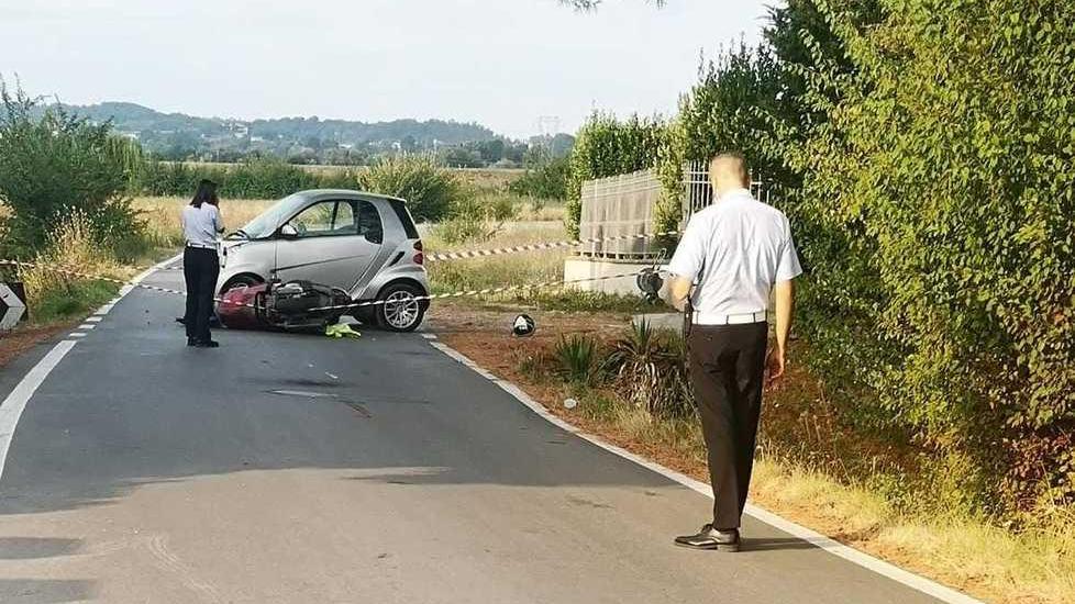 Si schianta in scooter contro una Smart È in gravi condizioni