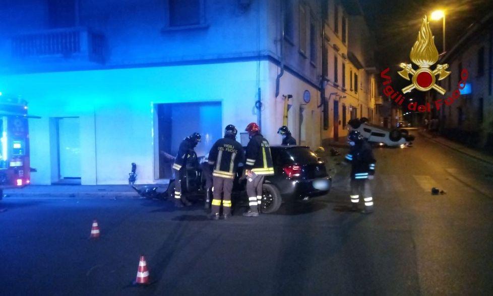 Prima rubano una Bmw poi si scontrano con un’auto 