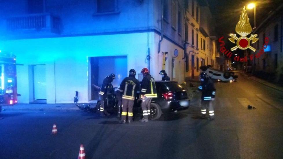 Prima rubano una Bmw poi si scontrano con un’auto
