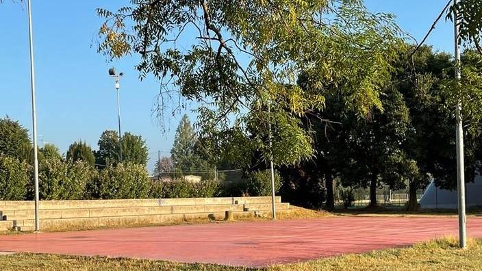 Il Comune mette a posto il campetto da basket