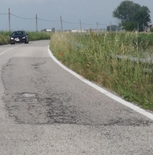 Coppia cade dalla moto Sotto accusa il pessimo stato della provinciale 12
