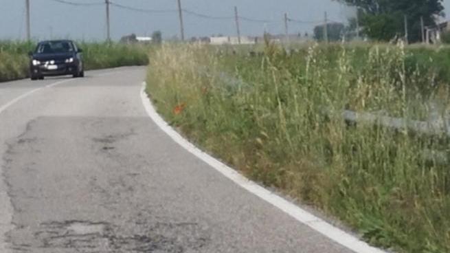 Coppia cade dalla moto Sotto accusa il pessimo stato della provinciale 12