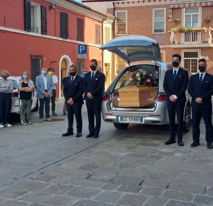 Morto mentre raccoglie cozze Commosso addio in Duomo 
