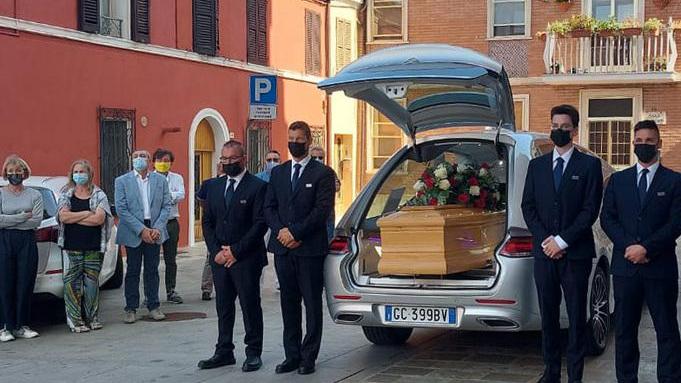 Morto mentre raccoglie cozze Commosso addio in Duomo