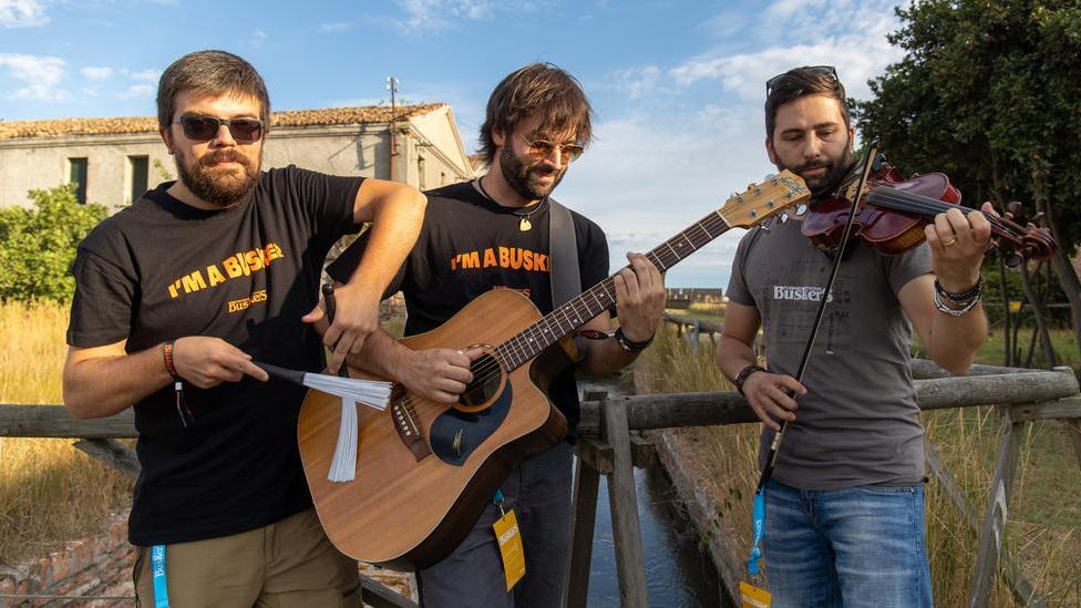 Buskers, piace l’anteprima in salina Oggi al Massari arriva Paolo Rossi