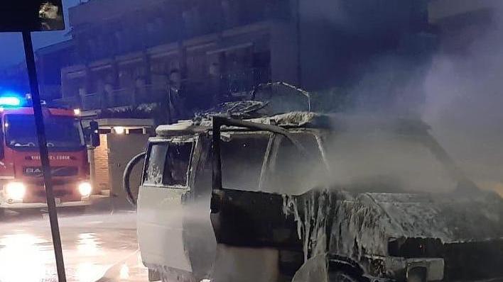 Minivan distrutto dalle fiamme in via Lido