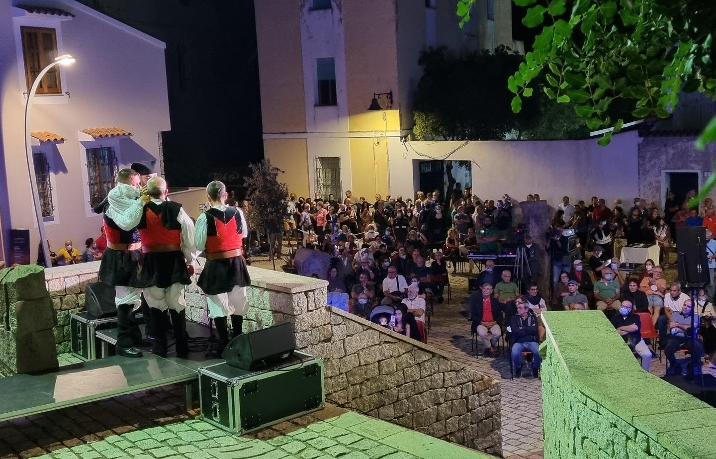 Poeti improvvisatori in piazza del Rosario 
