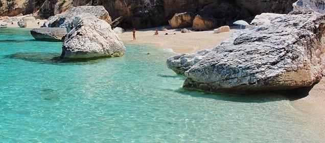 Rubano sabbia e sassi a Cala Mariolu, multa da mille euro 