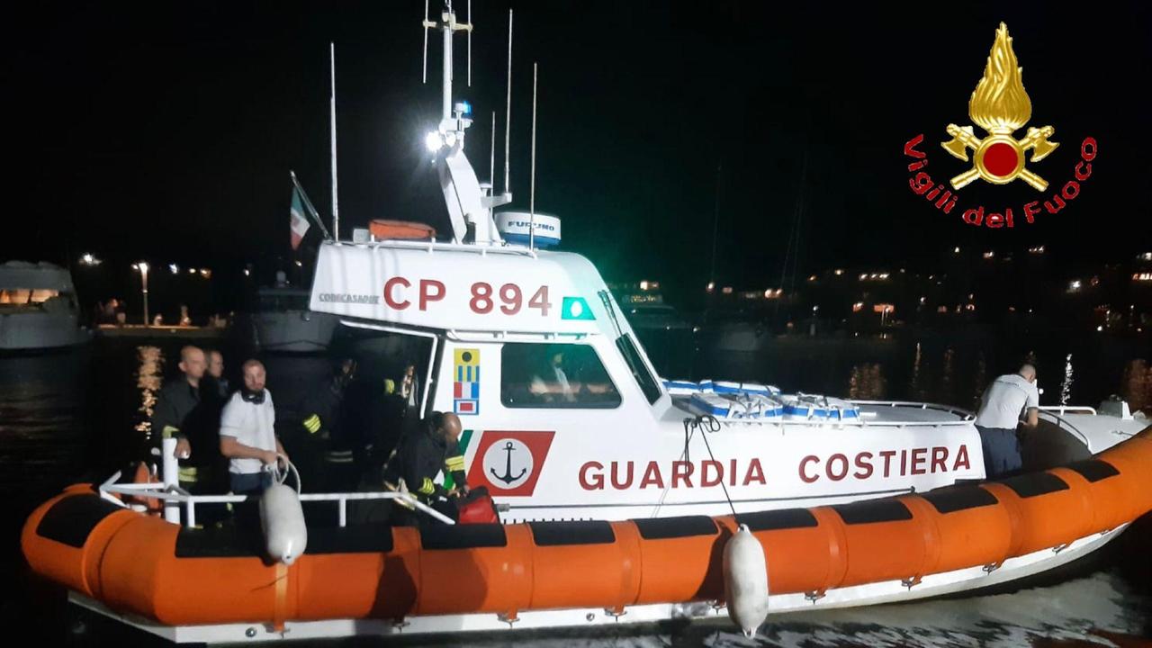 San Teodoro, principio di incendio in una barca a vela: tre turisti in salvo