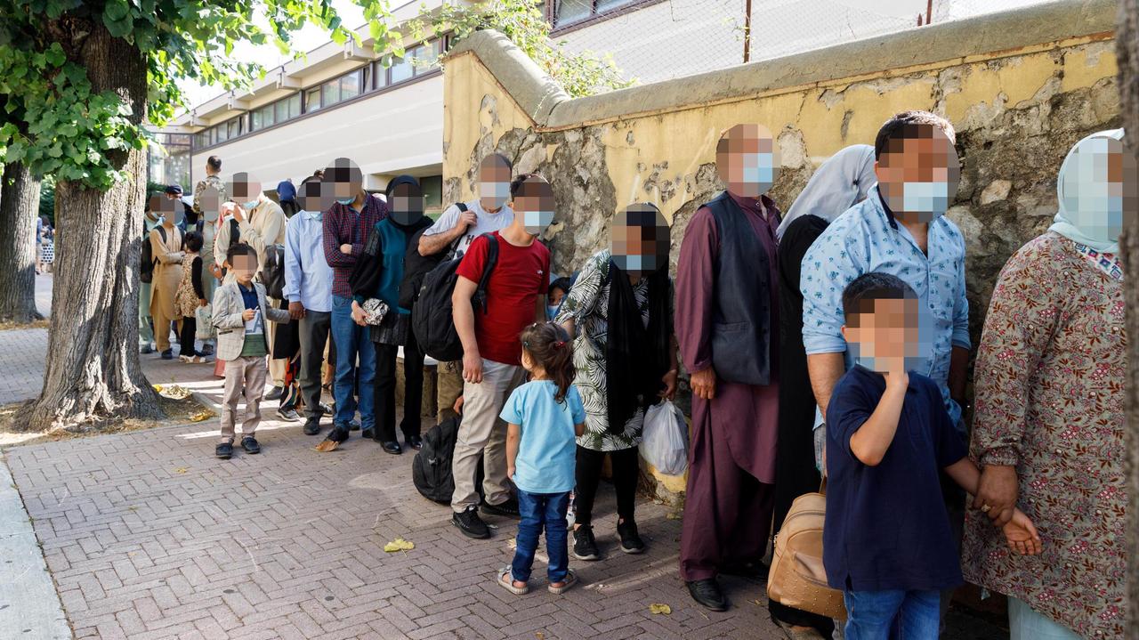L’arrivo del primo gruppo di afghani a Montecatini: i volti sono tutti oscurati per non rendere nessuno riconoscibile