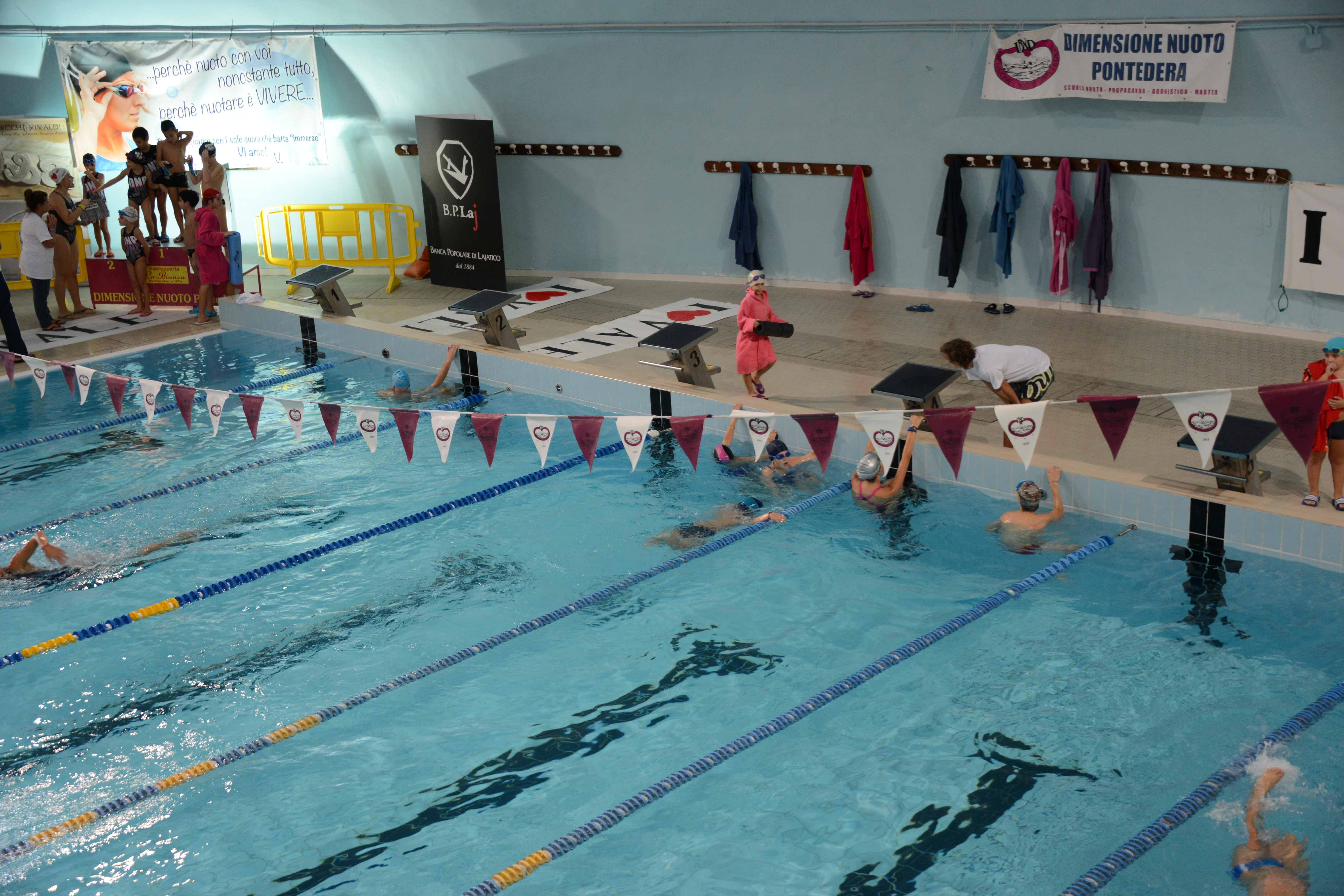 Una manifestazione di nuoto ospitata dalla piscina comunale coperta di Pontedera