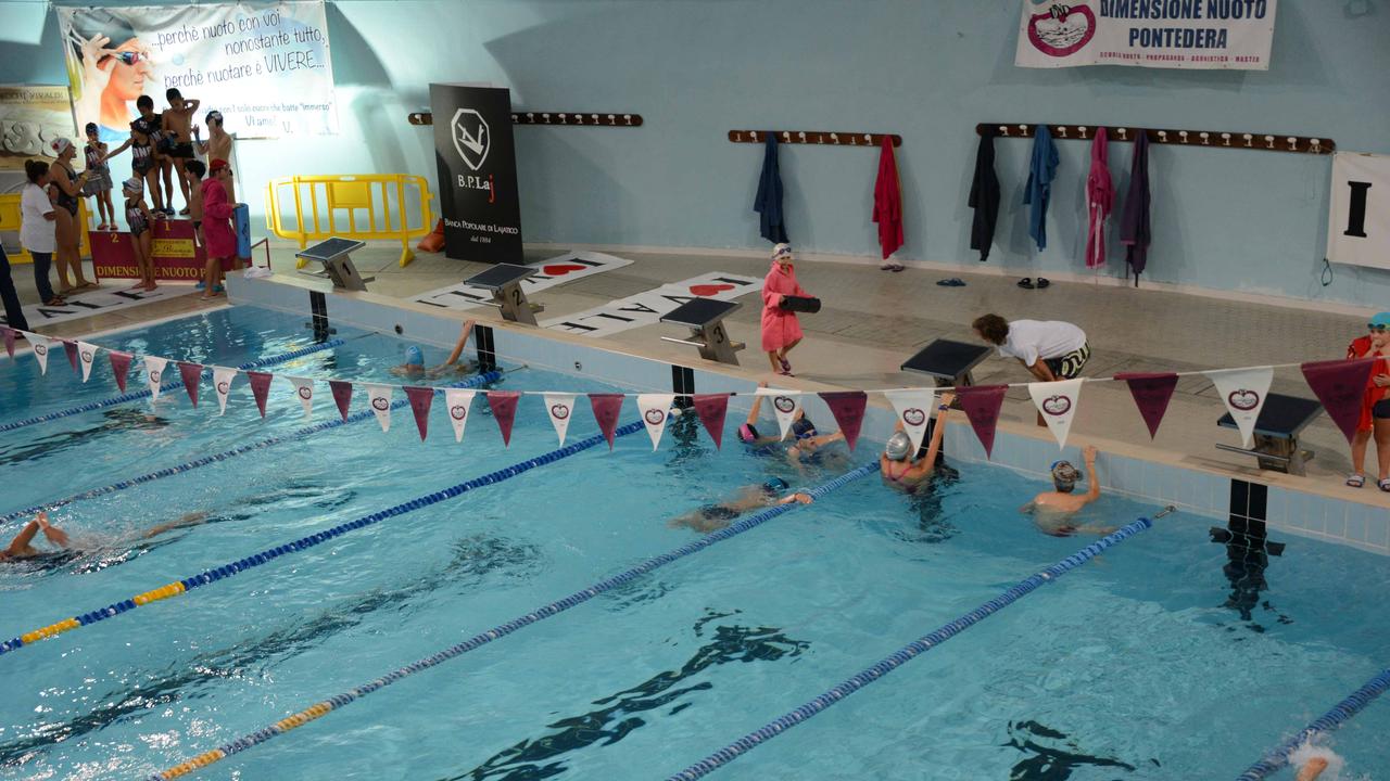 Una manifestazione di nuoto ospitata dalla piscina comunale coperta di Pontedera