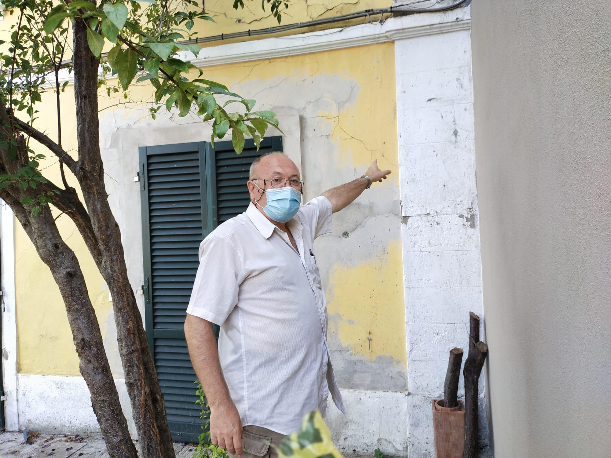 Claudio Buggiani, 64 anni, ex dipendente comunale, mostra le lesioni riportate dalla sua abitazione dichiarata inagibile dai vigili del fuoco