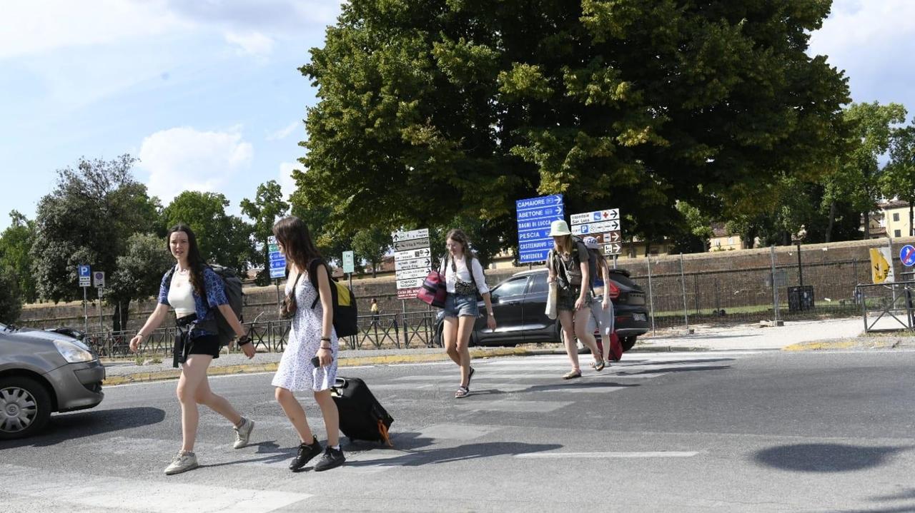 Turiste attraversano la strada verso la stazione