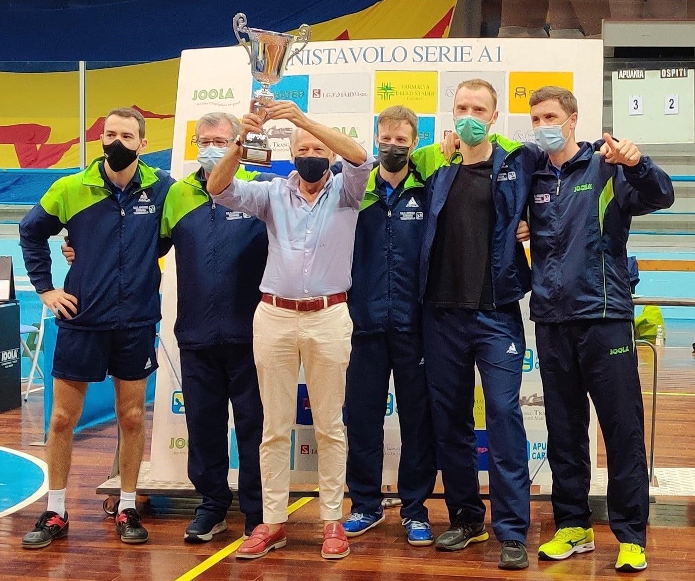 La squadra alza a coppa dopo la vittoria in campionato, in basso un momento della festa di martedì sera a Colonnata