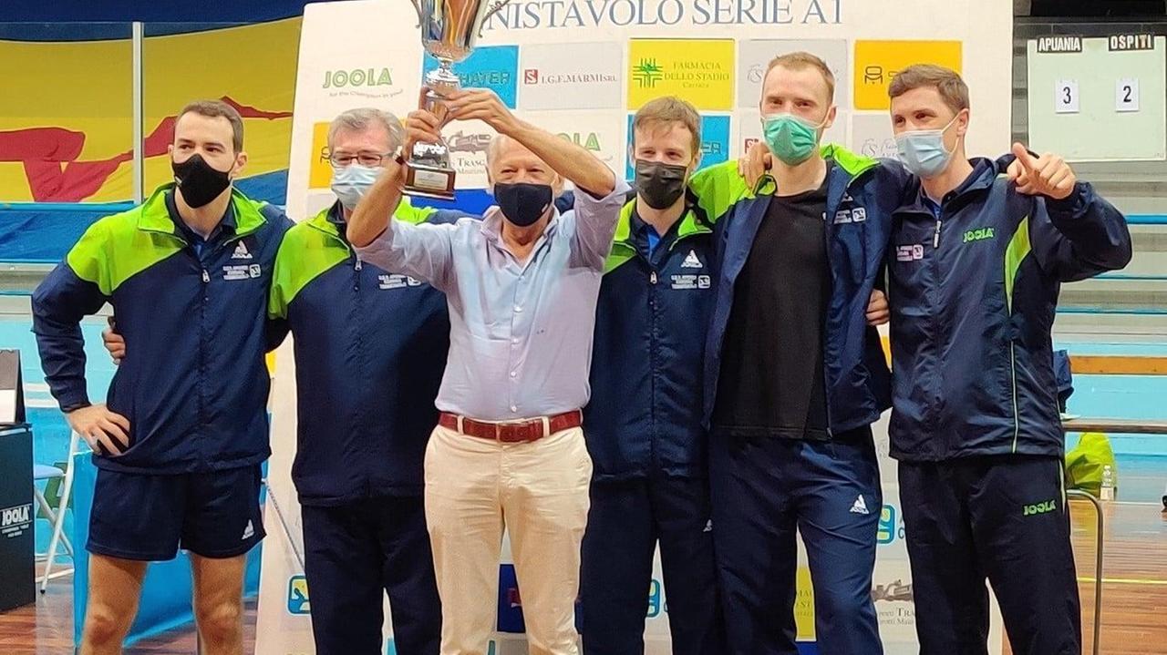 La squadra alza a coppa dopo la vittoria in campionato, in basso un momento della festa di martedì sera a Colonnata