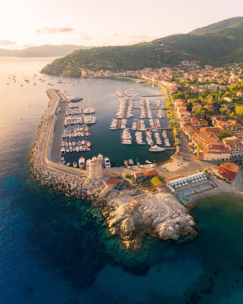 La torre degli Appiani e il porto di Marciana Marina