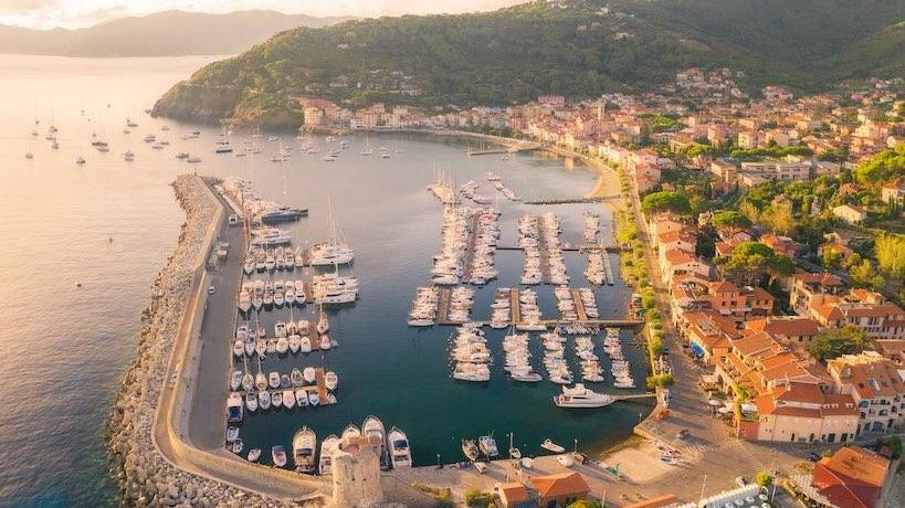 La torre degli Appiani e il porto di Marciana Marina