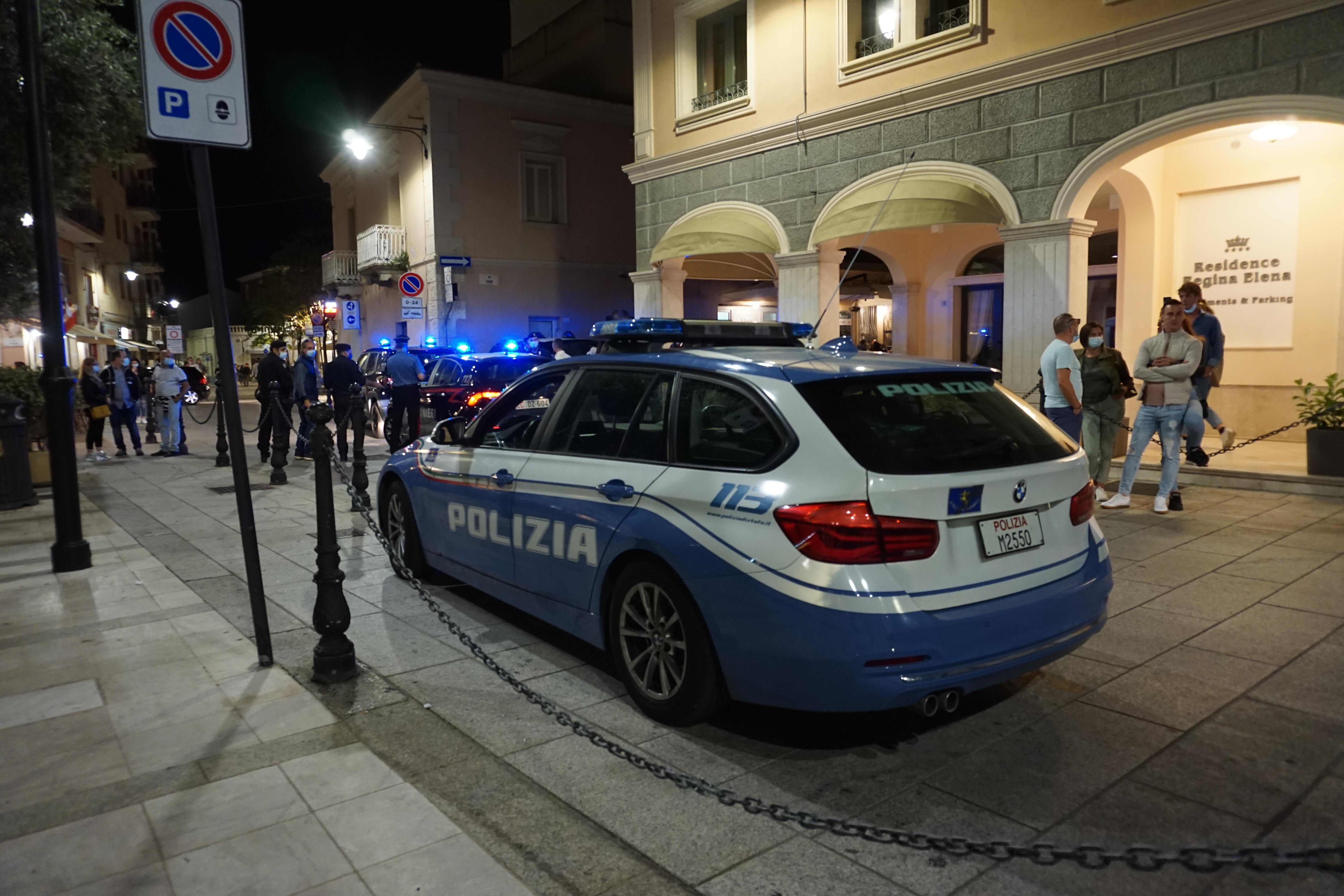 Un'auto della polizia in centro a Olbia (foto Archivio)