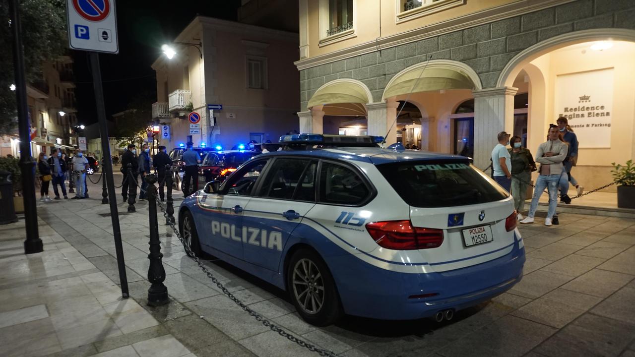 Un'auto della polizia in centro a Olbia (foto Archivio)