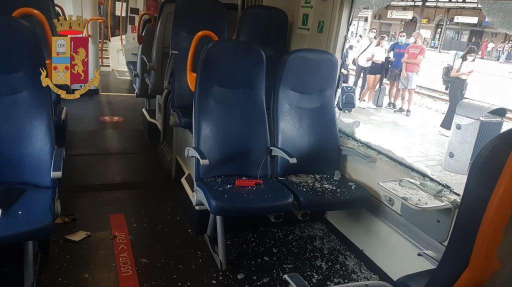 Il  finestrino del treno spaccato con un martelletto
