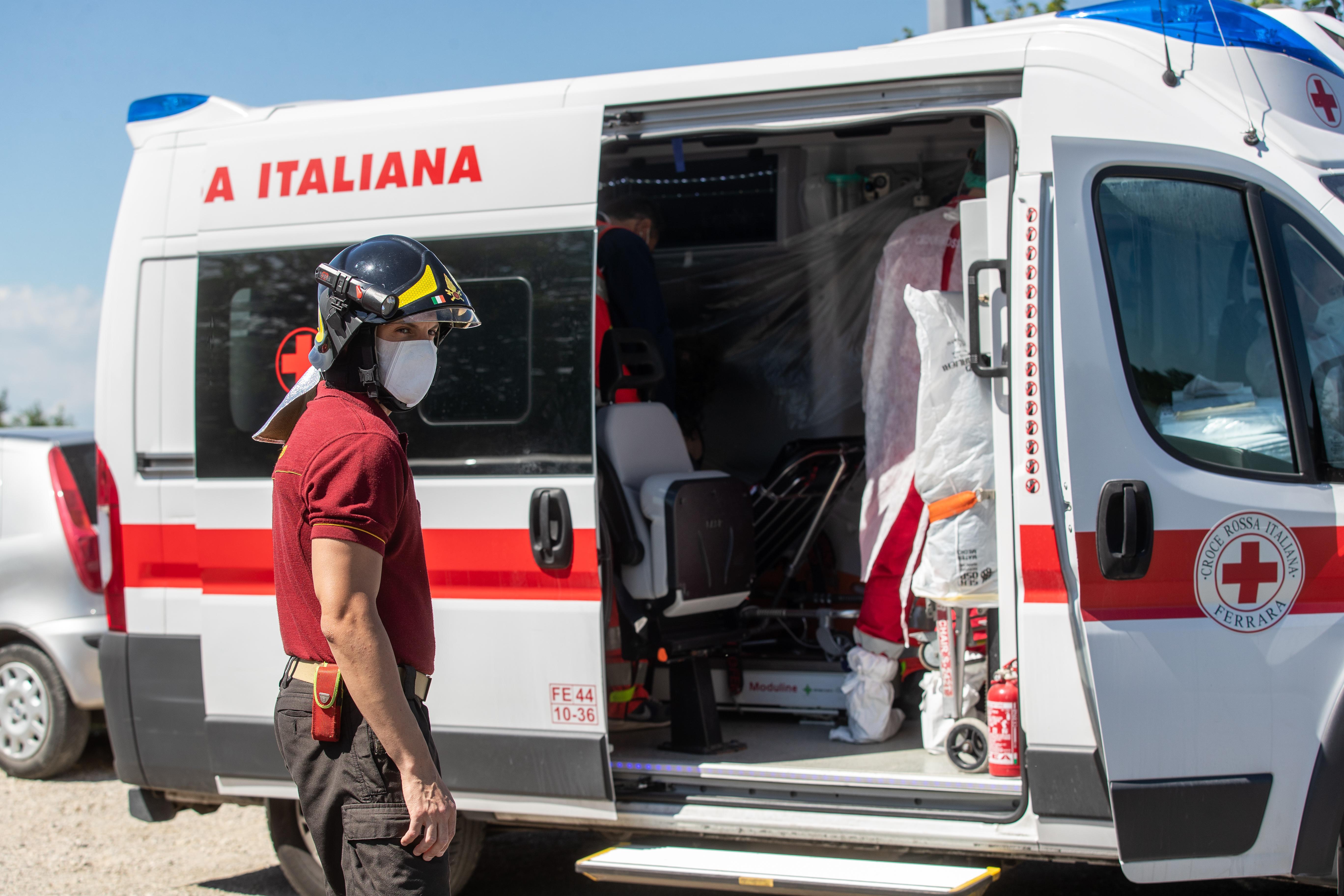 Fa retromarcia in auto e investe una donna in bici: ferita livornese di 51 anni  