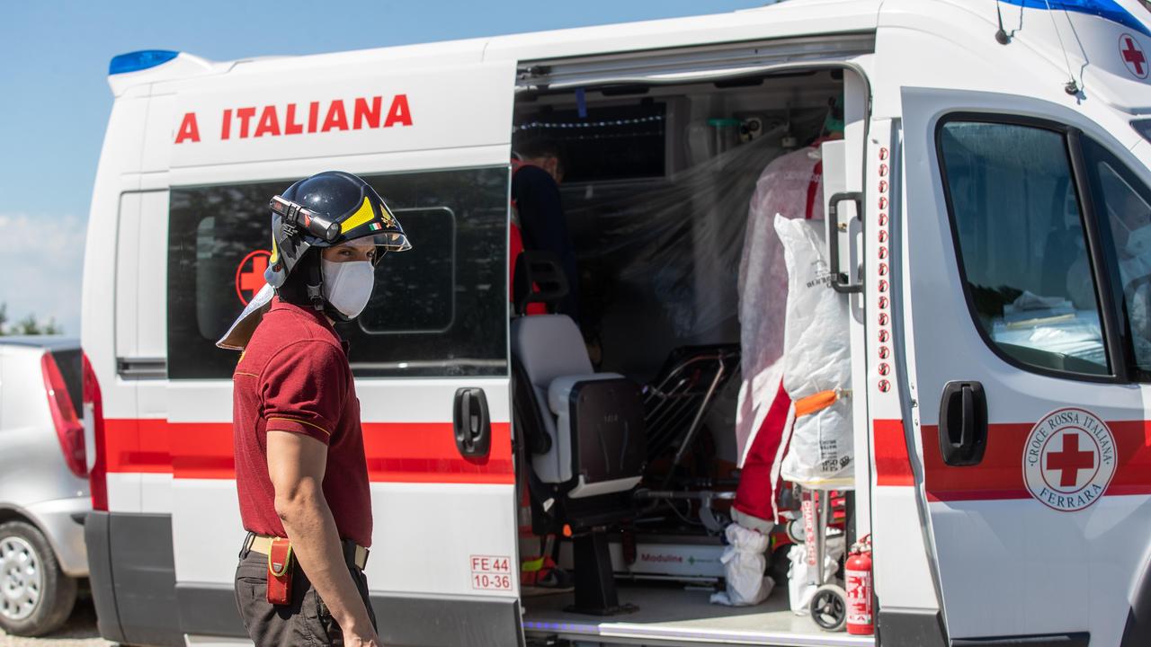 Fa retromarcia in auto e investe una donna in bici: ferita livornese di 51 anni