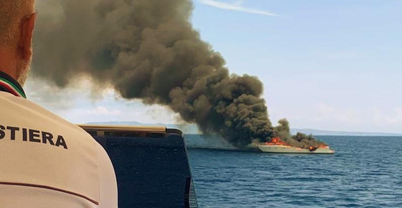 L'imbarcazione andata a fuoco (foto Artemare)