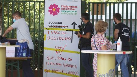 Scritte no-vax al centro vaccinale: indagato 30enne di Pisa
