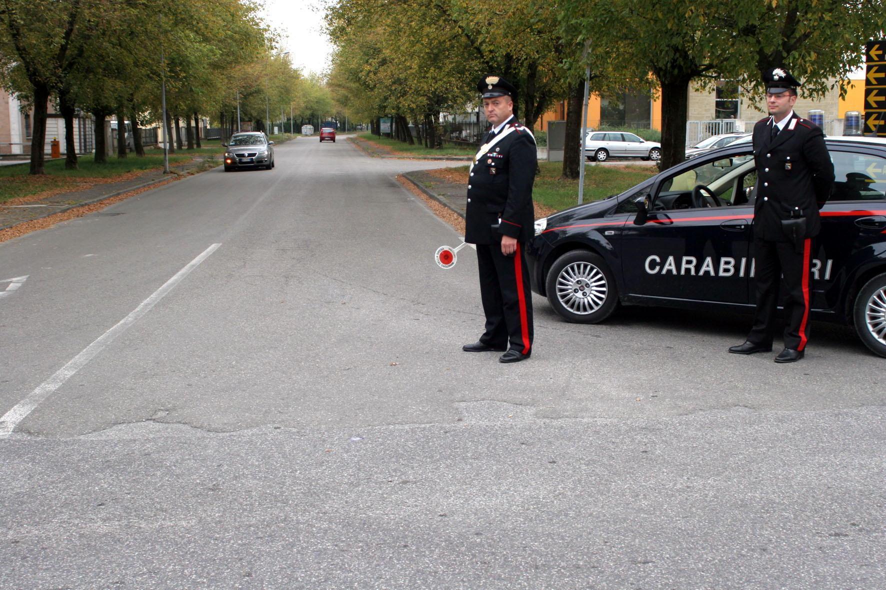 Ai domiciliari, esce di casa per bere una birra con gli amici: denunciato 
