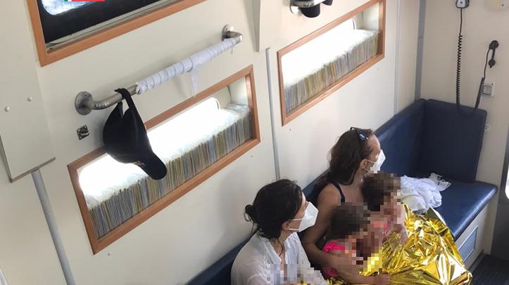Gli occupanti del gommone messi in salvo dalla Capitaneria di porto