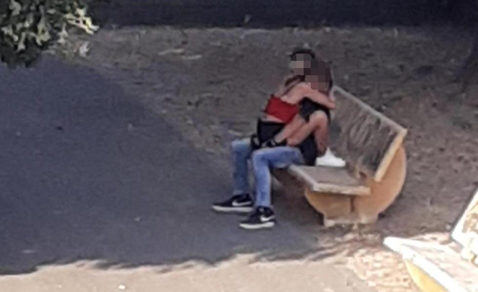 "Fanno sesso sulla panchina nel parco": i residenti chiamano i carabinieri 