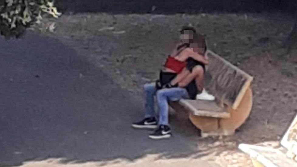"Fanno sesso sulla panchina nel parco": i residenti chiamano i carabinieri